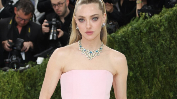 Amanda Seyfried zdradziła, że nauczyła się grać na górskich cymbałach, by zagrać Joni Mitchell